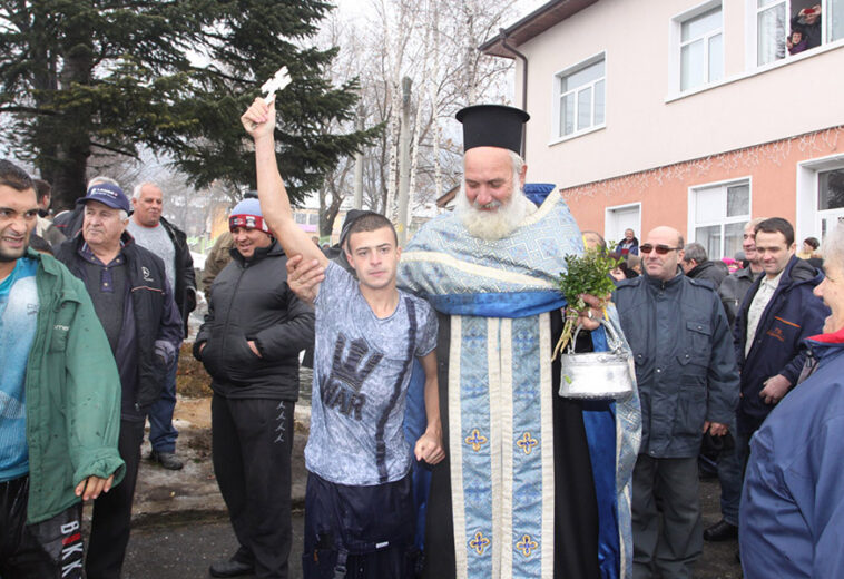 Именник извади кръста в село Антон