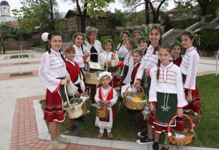 В СЕЛО ДУШАНЦИ  Тринадесет лазарки честваха моминския си празник