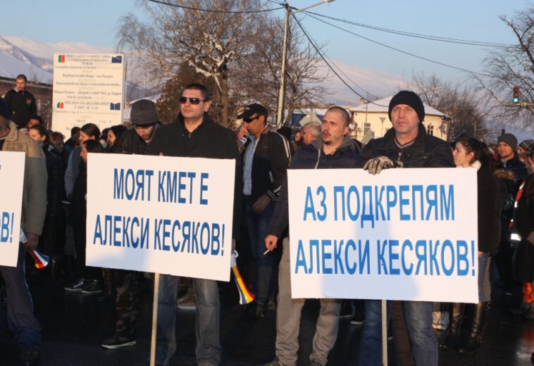 ЖИТЕЛИ НА ОБЩИНА ЧЕЛОПЕЧ  Протестираха на Подбалканския път в защита на своя кмет