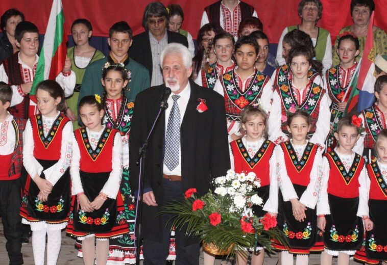 ЧИТАЛИЩЕТО В СЕЛО АНТОН  Грейна в цветовете на българския трибагреник