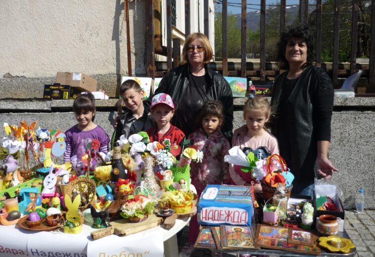 Малчугани продаваха благотворително на Великденски базар