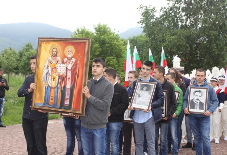Празнично шествие в чест буквите в Златица