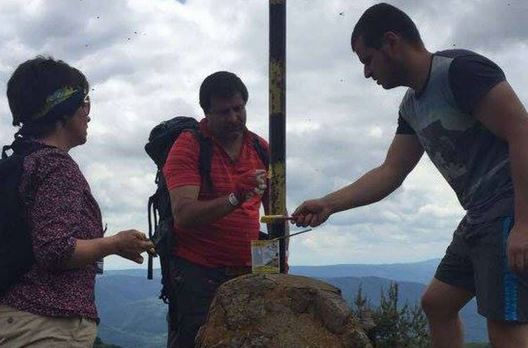 ДОБРОВОЛЦИ ОТ СЕЛО АНТОН  Подновиха маркировката на екопътеки в Стара планина
