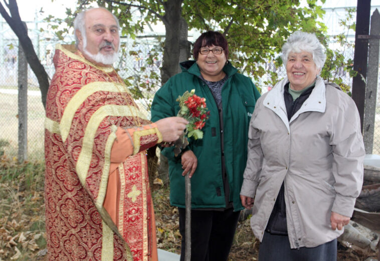 НА ПАРАКЛИСА “СВЕТА ПЕТКА” КРАЙ ЗЛАТИЦА  Миряни почетоха паметта на българската светица