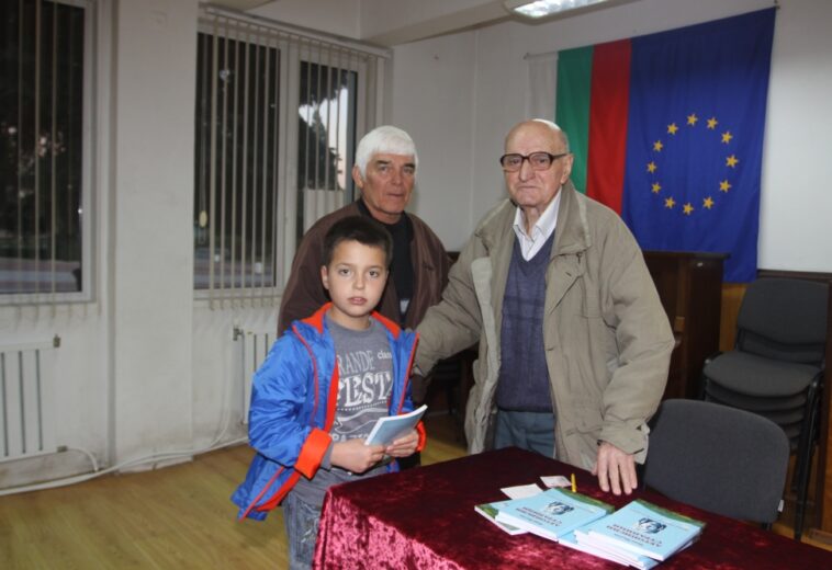 Летец гостува в Златица за Деня на българската авиация