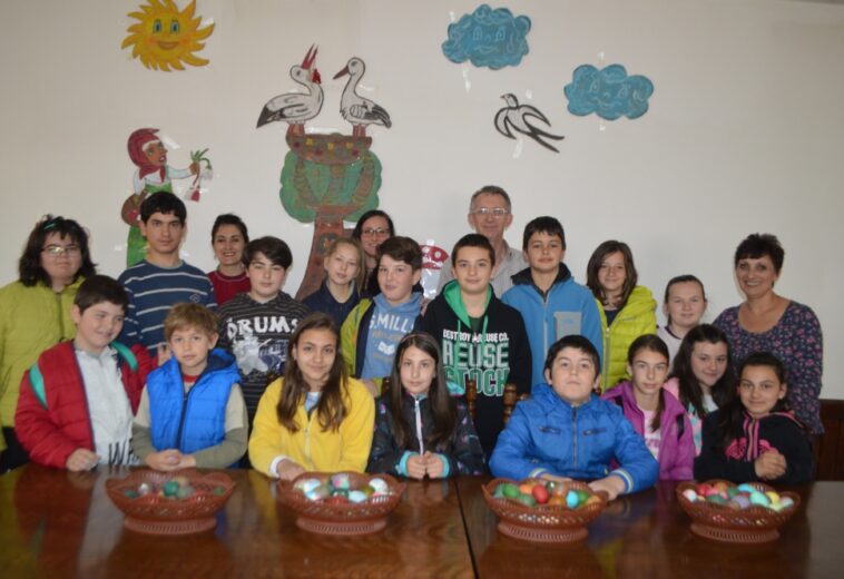 Деца и ученици боядисваха на яйца в Копривщица
