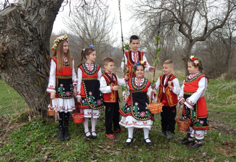 Обичаят „Кумичене“ представиха в село Смолско
