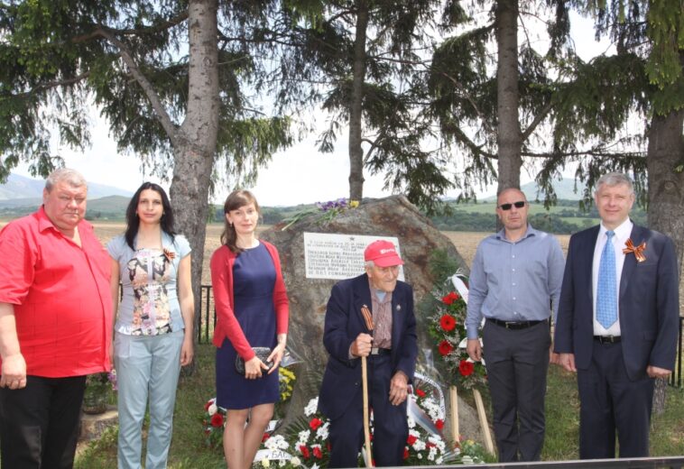 ПРЕДСТАВИТЕЛИ НА РУСИЯ И ГРАЖДАНИ НА СРЕДНОГОРИЕТО   Поднесоха цветя на паметници на червеноармейци