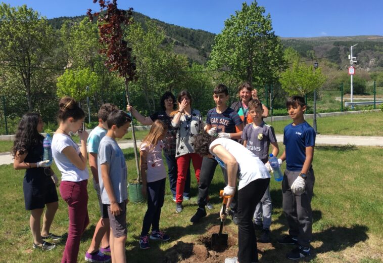 „ДЪНДИ ПРЕШЪС МЕТАЛС“  Деца и възрастни засадиха 100 дървета за Деня на Земята