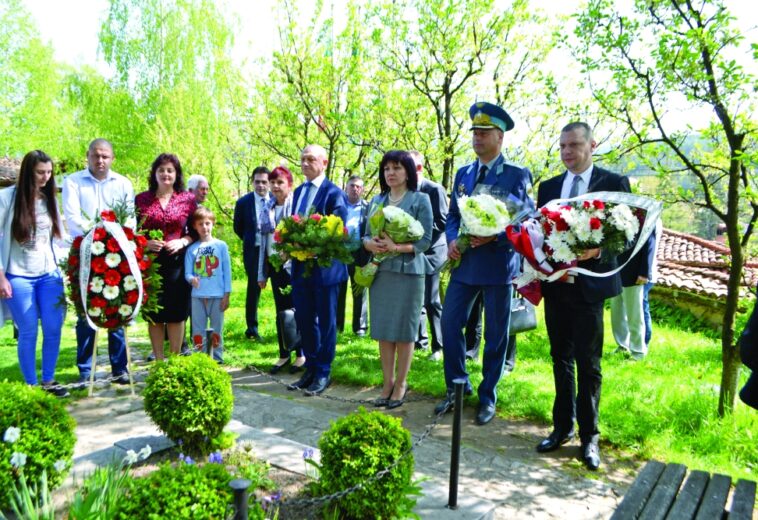ПРЕДСЕДАТЕЛЯТ НА НАРОДНОТО СЪБРАНИЕ ЦВЕТА КАРАЯНЧЕВА Поднесе цветя на гроба на апостола Тодор Каблешков