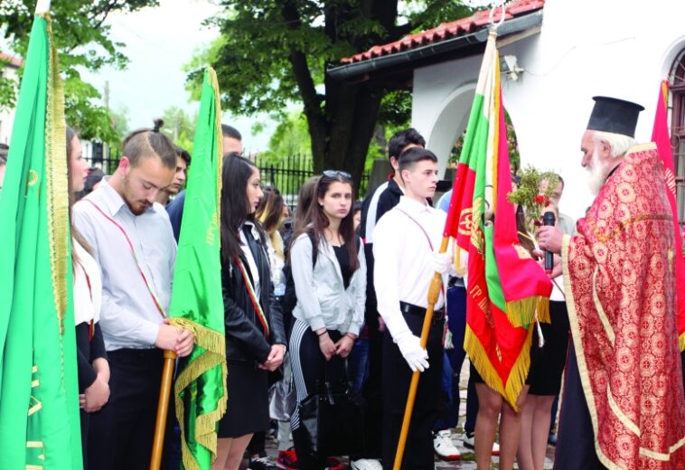 ЗА СВЕТИТЕ ПЪРВОУЧИТЕЛИ  Водосвет и освещаване на знамената на учебните заведения в Пирдоп