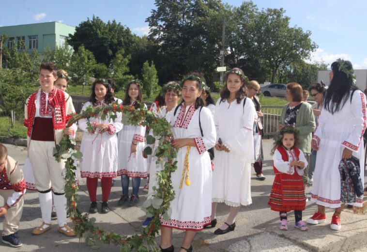 ЕНЬОВКИ ОТ СЕЛО ЧЕЛОПЕЧ  Свиваха китки в Деня на билките