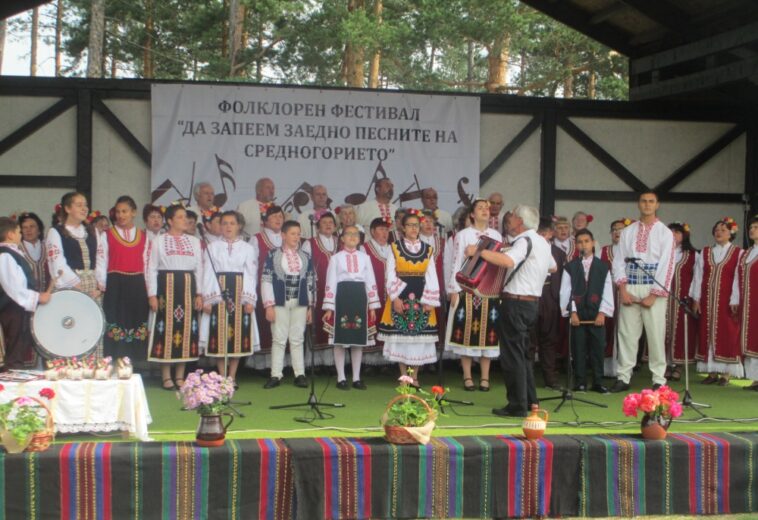 ЗА ЕДИНАДЕСЕТ ГОДИНИ В ЕВРОПА   Единадесети национален фолклорен фестивал „Да запеем заедно песните на Средногорието”