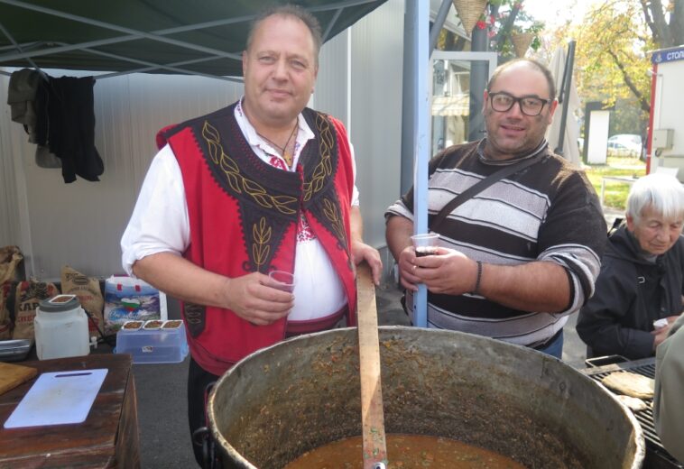 ПРОИЗВОДИТЕЛИ ОТ СРЕДНОГОРИЕТО   На Фермерски пазар „Златна есен в Софийско“