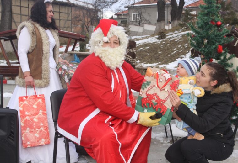 Дядо Коледа зарадва малки и големи в с. Душанци с подаръци