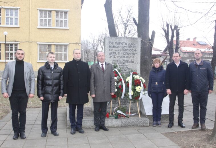 141 ГОДИНИ ОТ ОСВОБОЖДЕНИЕТО Пирдопчани отбелязаха зимния Ден на града с традиционното шествие до паметните места