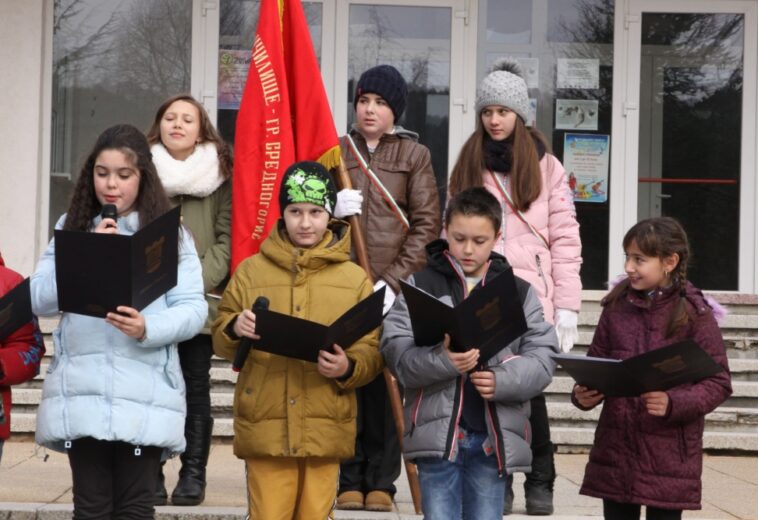 УЧЕНИЦИ  Проведоха шествие до паметника на Тодор Влайков
