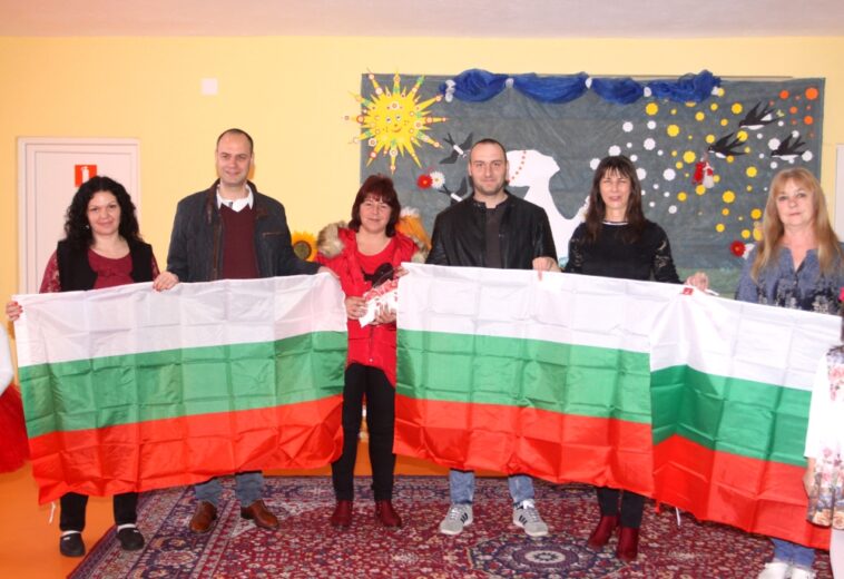 СОЦИАЛИСТИ ОТ ПИРДОП  Зарадваха деца и ученици със значка с българския трикольор