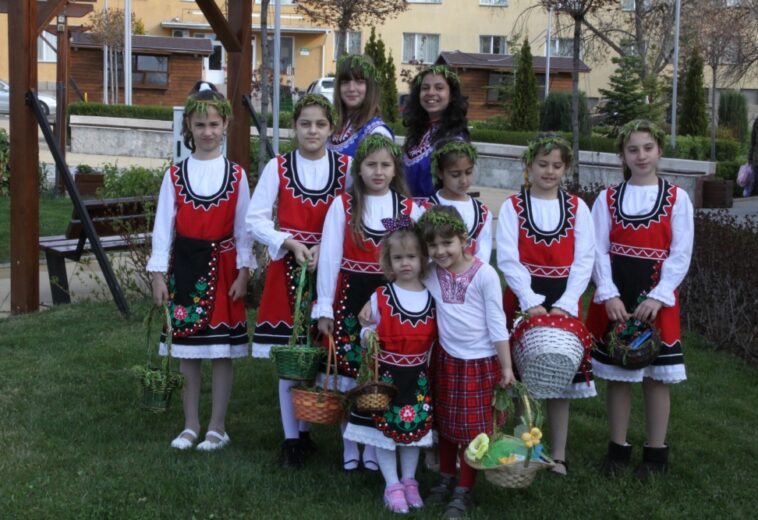 В СЕЛО ЧЕЛОПЕЧ  Момичета от 3 до 13 години празнуваха на Лазаровден