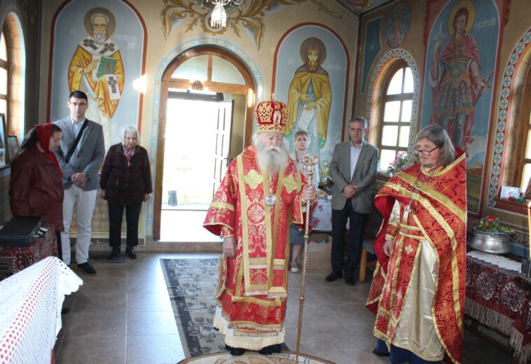 Тържествена света литургия и курбан край параклиса „Св. Св. Константин и Елена“ в с. Мирково