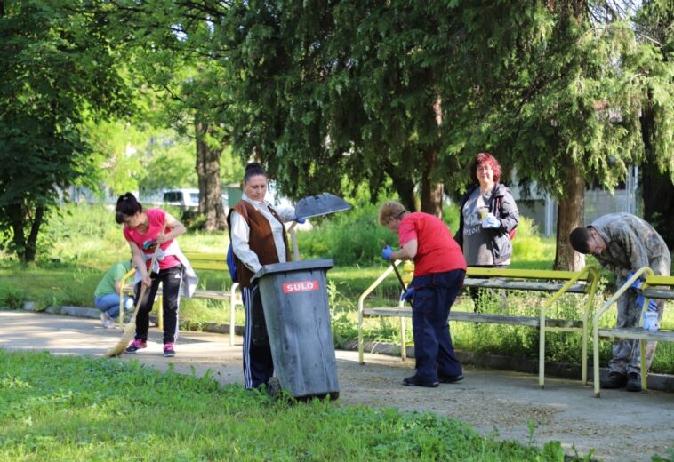 РАБОТЕЩИТЕ В МЕСТНАТА ВЛАСТ В ПИРДОП  Почистваха парковете в града