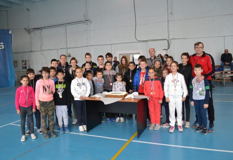 СПОРТЕН КЛУБ ПО ТЕНИС НА КОРТ „МАНИЯ“  Проведе първи турнир за младите надежди на Пирдоп