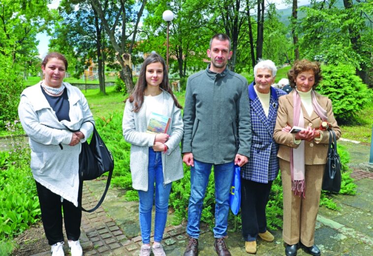АНТОНЧАНИ  Поднесоха цветя на паметника на патрона на селото Стефан Минев