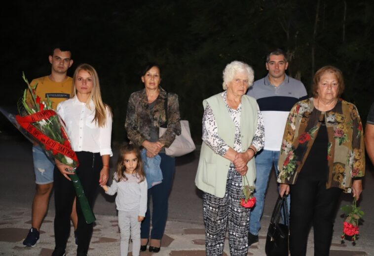 СОЦИАЛИСТИ ОТ ПИРДОП И ЗЛАТИЦА  Поднесоха цветя в памет на жертвите на фашизма на Братската могила