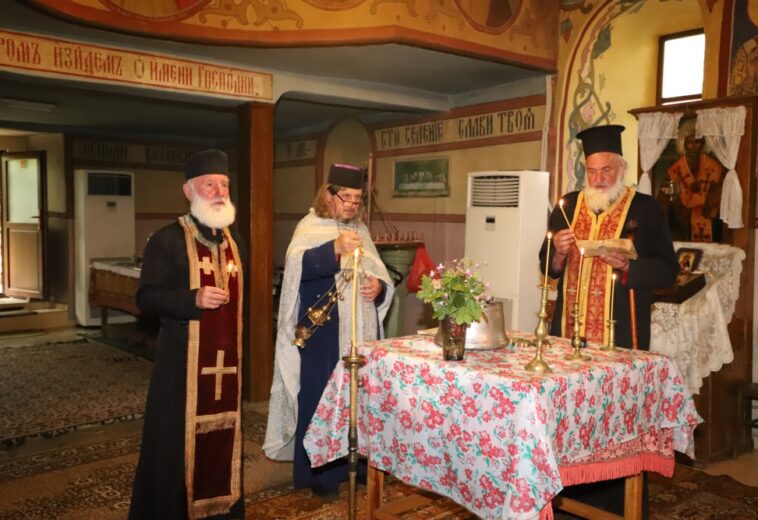 ТРИМА СВЕЩЕНИЦИ  Осветиха подарен на църквата в Челопеч проскинитарий