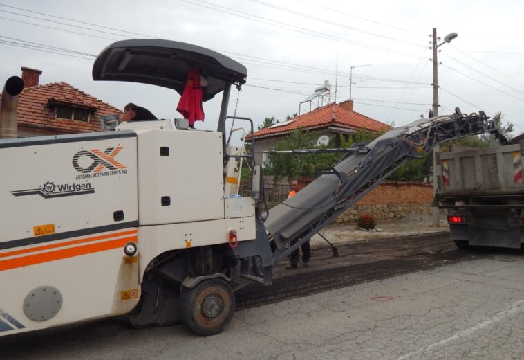 Продължават ремонтите на улици в Мирково