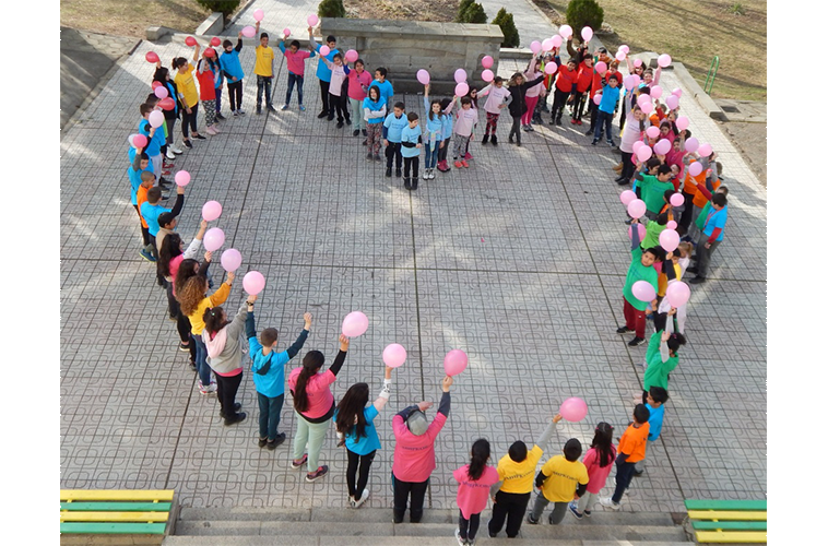 В ОУ – МИРКОВО  Сърце от розови балони срещу агресията в училище