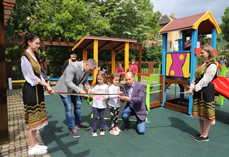 В ДЕНЯ НА ДУХОВНИЯ ПРАЗНИК НА ЗЛАТИЦА  Откриха реновирана детска площадка в центъра на града