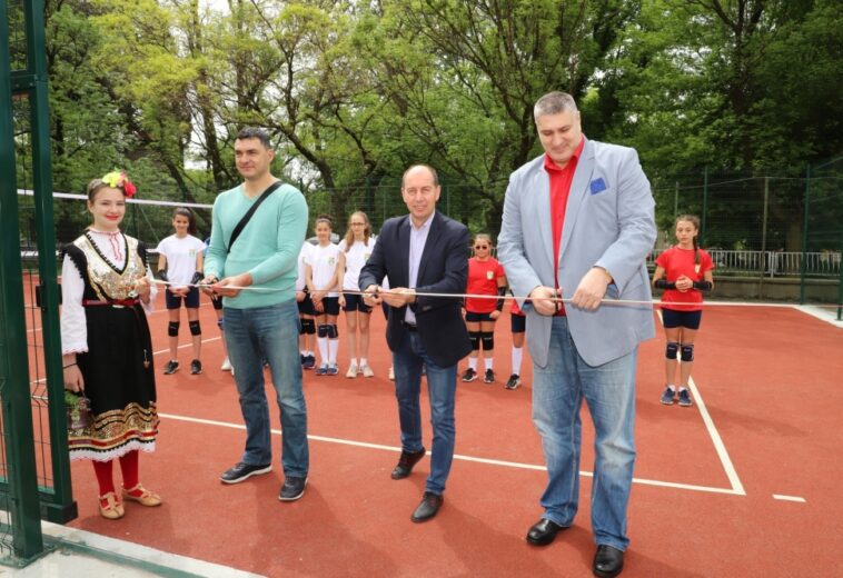 ЛЮБО ГАНЕВ И ВЛАДИМИР НИКОЛОВ  Откриха новата волейболна площадка в Златица