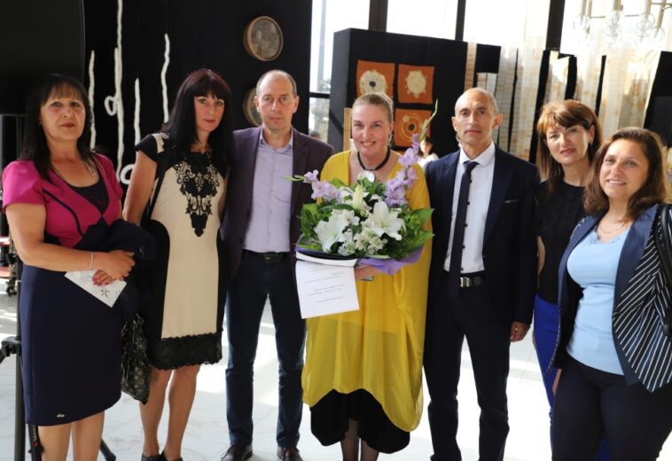 ПРЕДСТАВИТЕЛИ НА ЗЛАТИЦА  На откриването на фестивала за хартиено изкуство в София