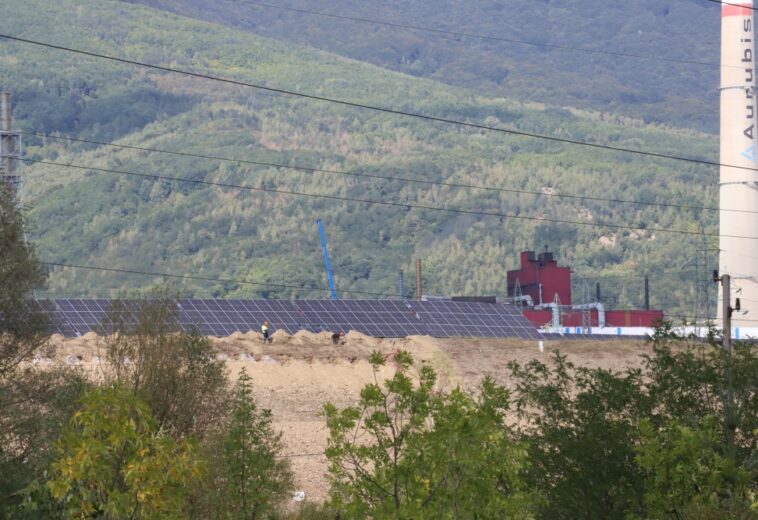 РЕКУЛТИВИРАНАТА „СИНЯ ЛАГУНА“  Събра 20 000 панела от фотоволтаичния парк на „Аурубис България“