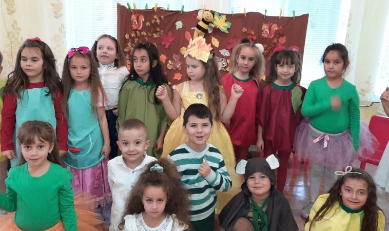 Деца изпращат Есента с празници
