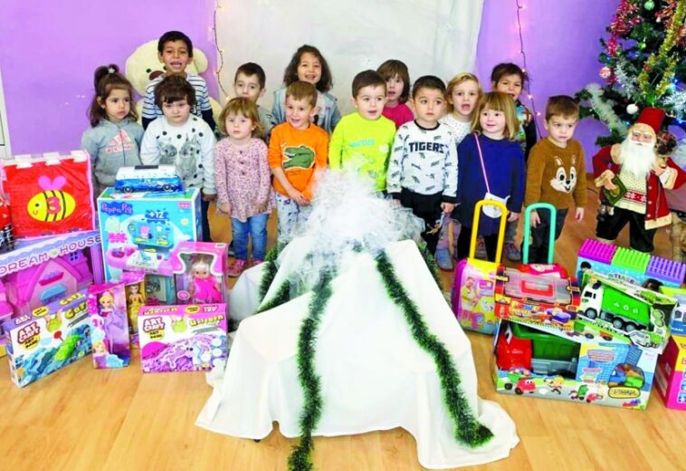 Деца от 10 детски градини с подаръци от „Елаците-Мед“  В навечерието на празниците компанията оказа подкрепа и на своите пенсионери