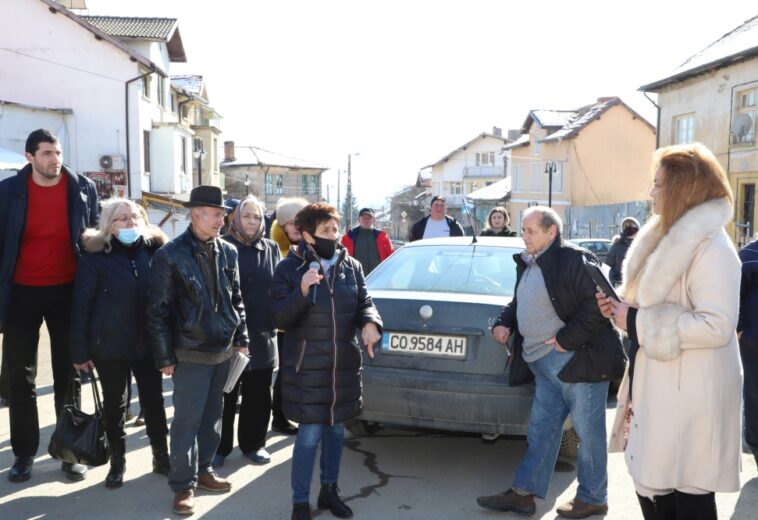 НА ПРОТЕСТЕН МИТИНГ  Жители и гости на Мирково настояха за връщане на демонтирания паметник на мястото му