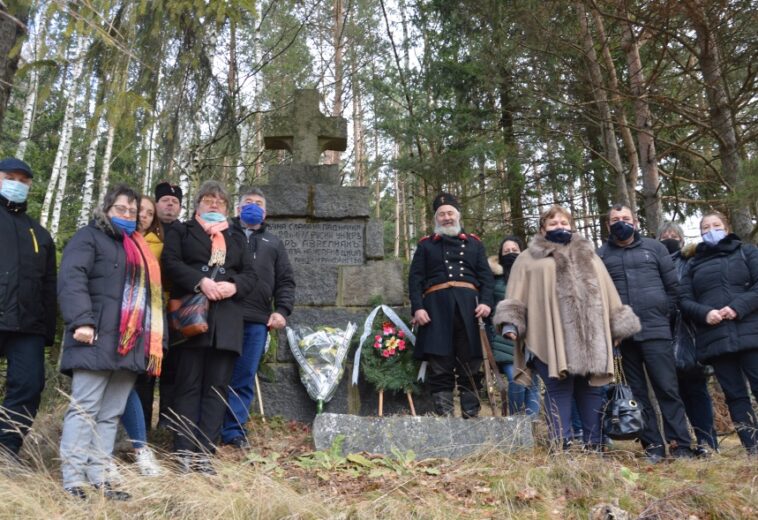 КОПРИВЩЕНЦИ   Положиха цветя на паметника на загинал за освобождението ни руски офицер